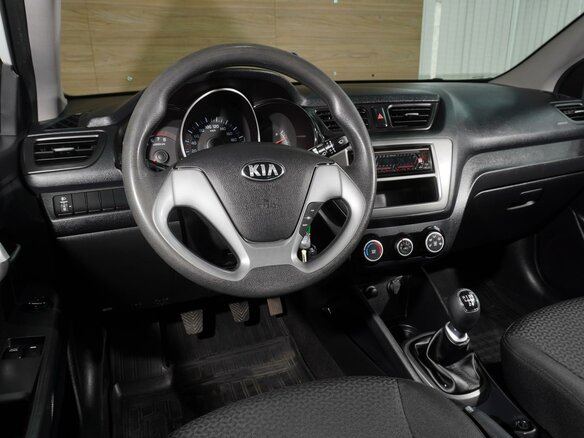2017 Kia Rio III Рестайлинг, белый, 968000 рублей - вид 5