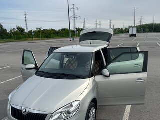 2013 Skoda Fabia II Рестайлинг, серебристый, 895000 рублей, вид 2