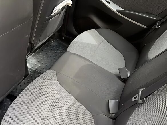 2012 Hyundai Solaris I, серый, 950000 рублей - вид 4