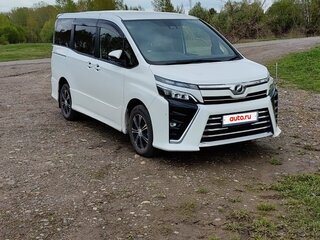 2018 Toyota Voxy III (R80) Рестайлинг, белый, 2699111 рублей, вид 1