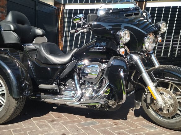 2018 Harley-Davidson CVO Tri Glide, чёрный, 3300000 рублей - вид 2