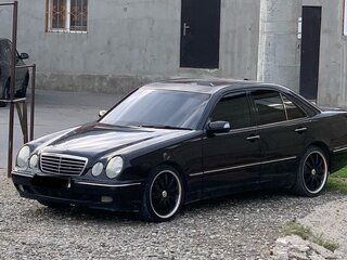 2001 Mercedes-Benz E-Класс 430 II (W210, S210) Рестайлинг, чёрный, 620000 рублей, вид 4