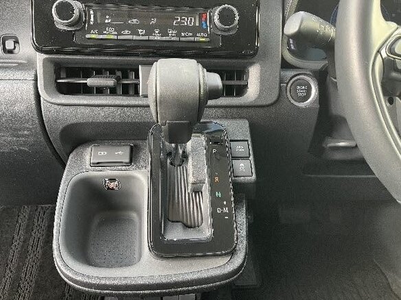 2023 Toyota Sienta III, белый - вид 9