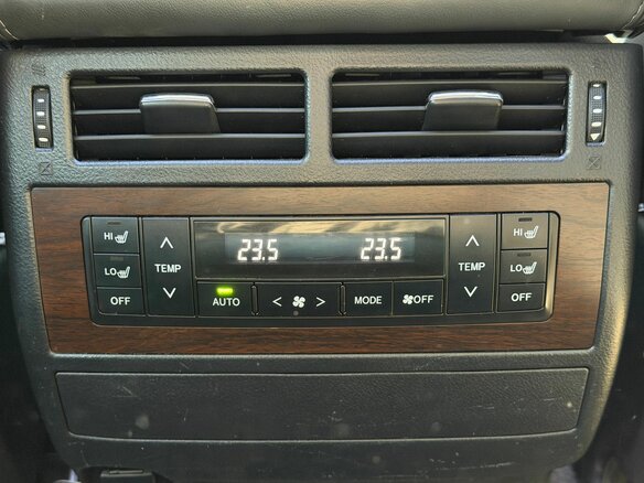 2015 Toyota Land Cruiser 200 Series Рестайлинг 2, чёрный, 4599000 рублей - вид 24