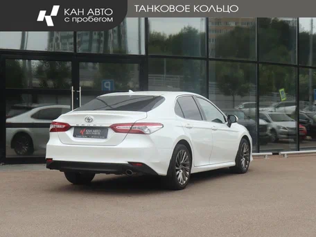 2022 Toyota Camry VIII (XV70) Рестайлинг, белый, 3250000 рублей, вид 3