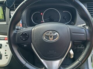 2013 Toyota ISis I Рестайлинг, белый, 1400000 рублей, вид 4
