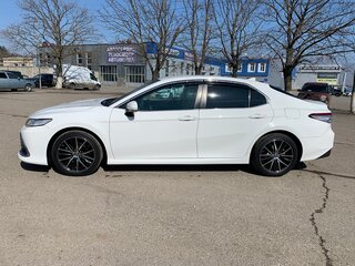 2018 Toyota Camry VIII (XV70), белый, 2300000 рублей, вид 3