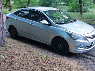 2015 Hyundai Solaris I Рестайлинг, серебристый, 520000 рублей, вид 2