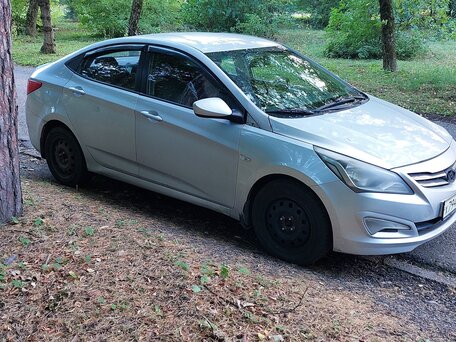 2015 Hyundai Solaris I Рестайлинг, серебристый, 520000 рублей, вид 2