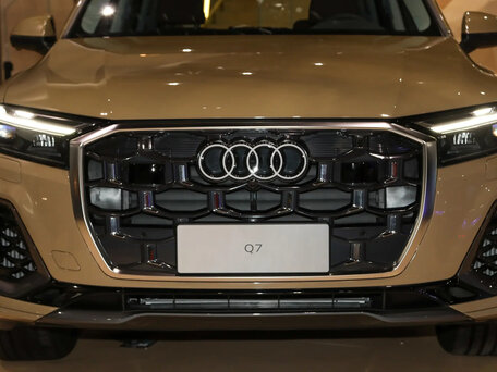 2026 Audi Q7 45 TFSI II (4M) Рестайлинг 2, бежевый, 7700000 рублей, вид 3
