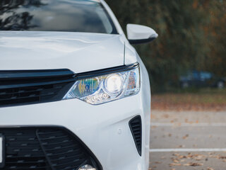 2015 Toyota Camry VII (XV50) Рестайлинг, белый, 1999000 рублей, вид 4