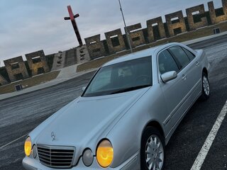 2000 Mercedes-Benz E-Класс 220 II (W210, S210) Рестайлинг, серебристый, 512504 рублей, вид 1