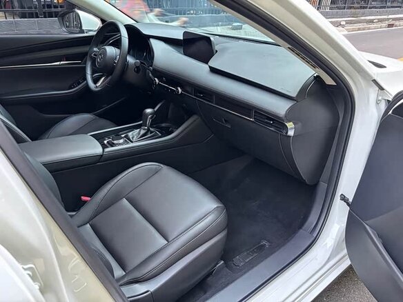 2023 Mazda 3 Axela IV (BP), белый, 1340000 рублей - вид 16