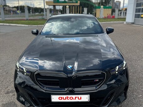 2026 BMW 5 серии 530i xDrive VIII (G60/G61/G68), чёрный, 9990000 рублей, вид 2