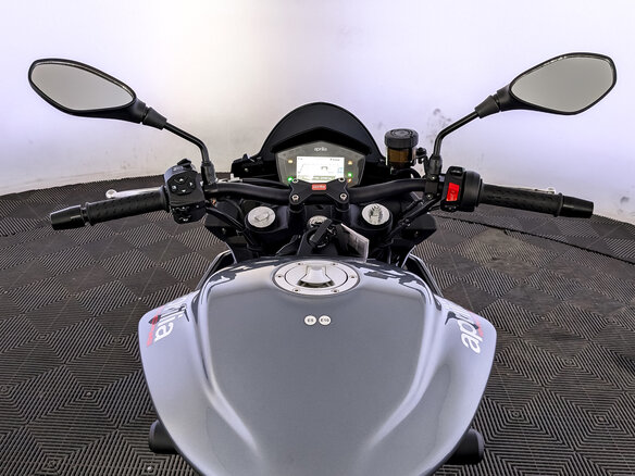 2023 Aprilia Tuono 660, серый, 925000 рублей - вид 6
