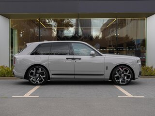 2026 Rolls-Royce Cullinan Black Badge I Рестайлинг (Series II), серый, 67900000 рублей, вид 4