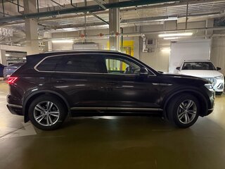 2020 Volkswagen Touareg III, коричневый, 4200000 рублей, вид 4