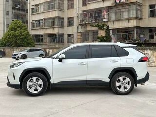 2024 Toyota RAV4 V (XA50), белый, 3605005 рублей, вид 4