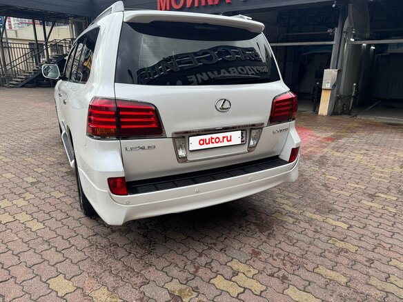 2011 Lexus LX 570 III, белый, 4200000 рублей - вид 2