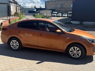 2017 Kia Rio III Рестайлинг, оранжевый, 950000 рублей, вид 3