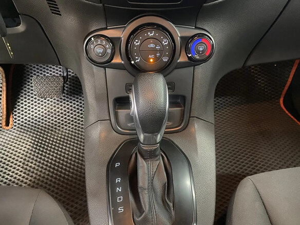 2016 Ford Fiesta Mk6 Рестайлинг, оранжевый - вид 15
