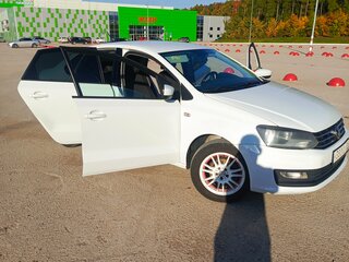 2015 Volkswagen Polo V Рестайлинг, белый, 670000 рублей, вид 2