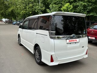 2017 Toyota Voxy III (R80) Рестайлинг, белый, 2300000 рублей, вид 3