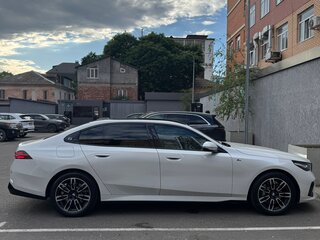 2024 BMW 5 серии Long 530Li xDrive VIII (G60/G61/G68), белый, 7500000 рублей, вид 3