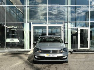 2017 Volkswagen Polo V Рестайлинг, серебристый, 829000 рублей, вид 2
