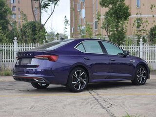 2022 Skoda Octavia IV (A8), фиолетовый, 1800000 рублей, вид 4