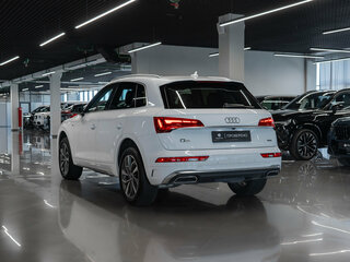 2022 Audi Q5 45 TFSI II (FY) Рестайлинг, белый, 4550000 рублей, вид 4