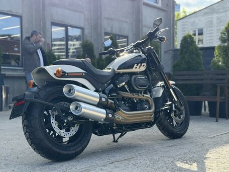 2021 Harley-Davidson Fat Bob, белый, 2500000 рублей, вид 4