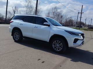 2024 Toyota Fortuner II Рестайлинг, белый, 7200000 рублей, вид 3