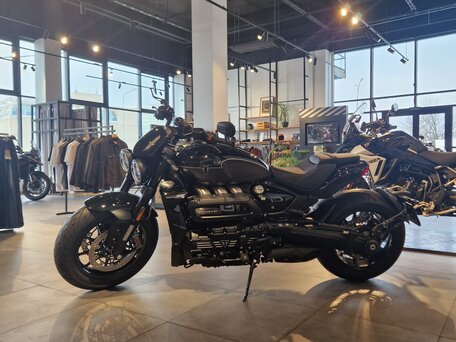 2025 Triumph Rocket III, чёрный, 3890000 рублей, вид 2