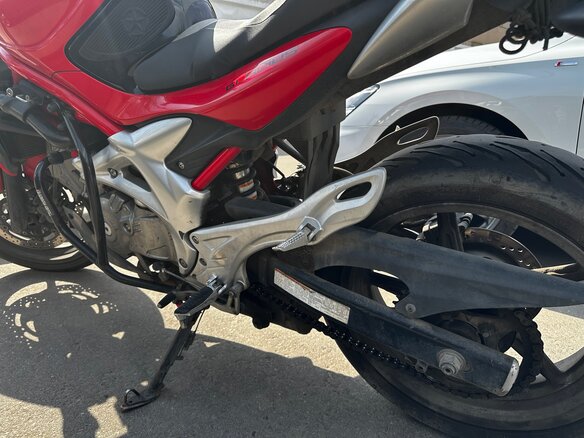 2011 Suzuki SFV 650 Gladius, красный, 375000 рублей - вид 11