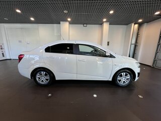 2013 Chevrolet Aveo II, белый, 570000 рублей, вид 2
