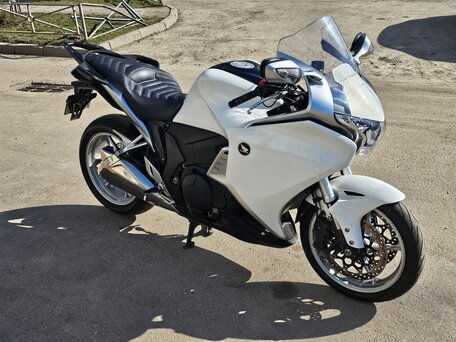 2010 Honda VFR 1200, белый, 550000 рублей, вид 1