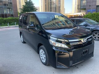 2017 Toyota Voxy III (R80) Рестайлинг, чёрный, 2390000 рублей, вид 2