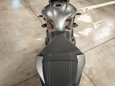 2022 Triumph Street Triple, серый, 1000000 рублей, вид 4