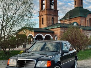 1993 Mercedes-Benz E-Класс 220 I (W124), чёрный, 430000 рублей, вид 1