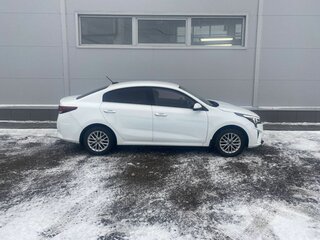 2020 Kia Rio IV Рестайлинг, белый, 1690000 рублей, вид 2