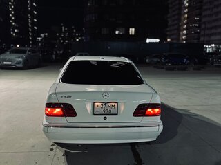 2001 Mercedes-Benz E-Класс 320 II (W210, S210) Рестайлинг, белый, 800000 рублей, вид 5