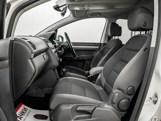 2012 Volkswagen Touran I Рестайлинг 2, белый, 900000 рублей, вид 5