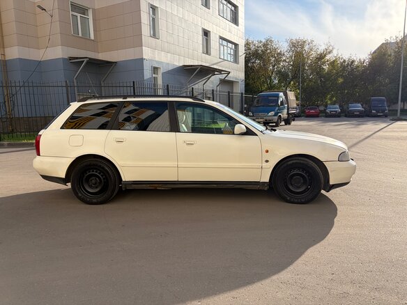 1996 Audi A4 I (B5), белый - вид 1