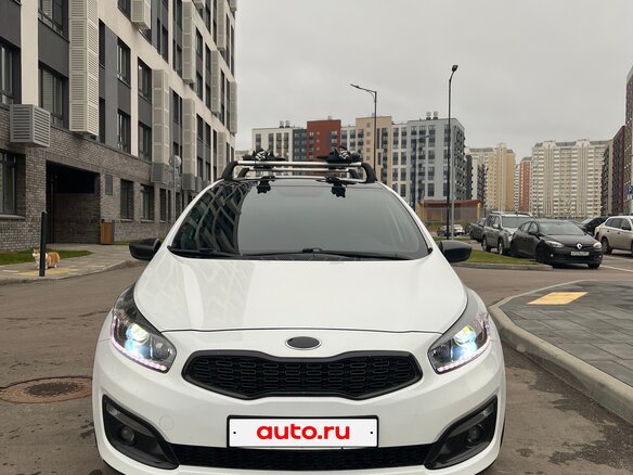 2017 Kia Ceed II Рестайлинг, белый - вид 2