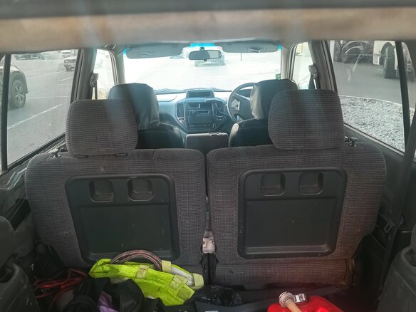 2001 Mitsubishi Dion I, серый, 320000 рублей - вид 4