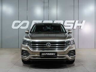 2018 Volkswagen Touareg III, бежевый, 4139000 рублей, вид 3