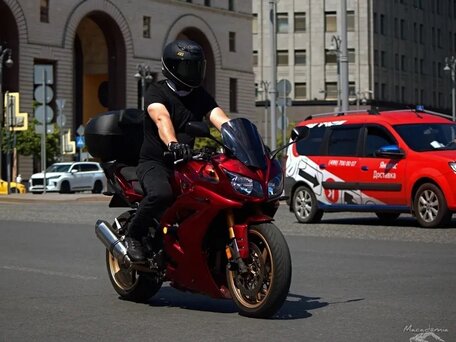 2011 Yamaha FZ1, красный, 750000 рублей, вид 1