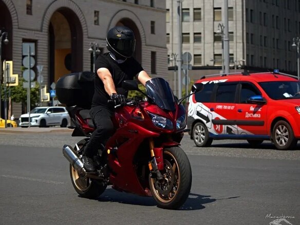 2011 Yamaha FZ1, красный, 750000 рублей