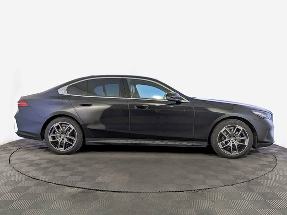 2023 BMW 5 серии 530i xDrive VIII (G60/G61/G68), чёрный, 6450000 рублей - вид 3